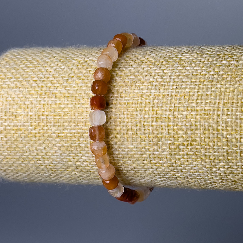 Bransoletka z karneolu, fasetowana kostka, średnica około 5 mm, długość 18 cm (elastyczna)