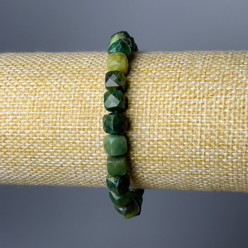 Bransoletka z asortymentu naturalnych kamieni w formie fasetowanych sześcianów, średnica 7,5 mm, długość 18 cm (na gumce)