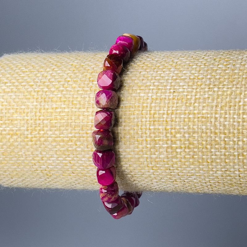 Bransoletka Malinowe Kocie Oko z naturalnego kamienia, fasetowana kostka o średnicy około 7 mm, długość 18 cm (elastyczna)