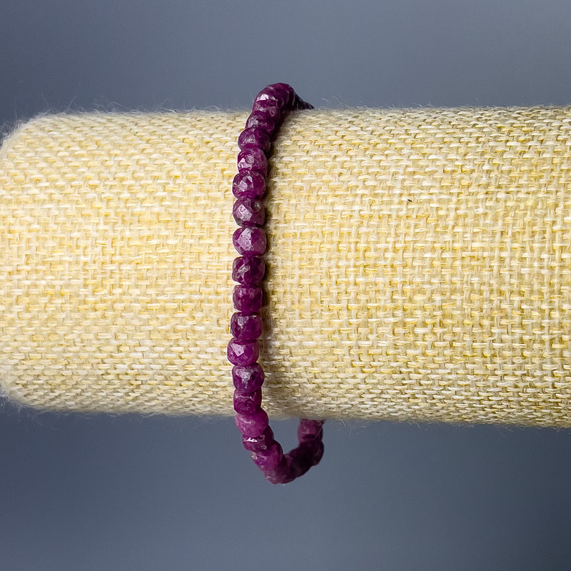 Bransoletka z naturalnego rubinu, fasetowane kostki o średnicy około 4 mm, długość 18 cm (na elastycznej gumce)