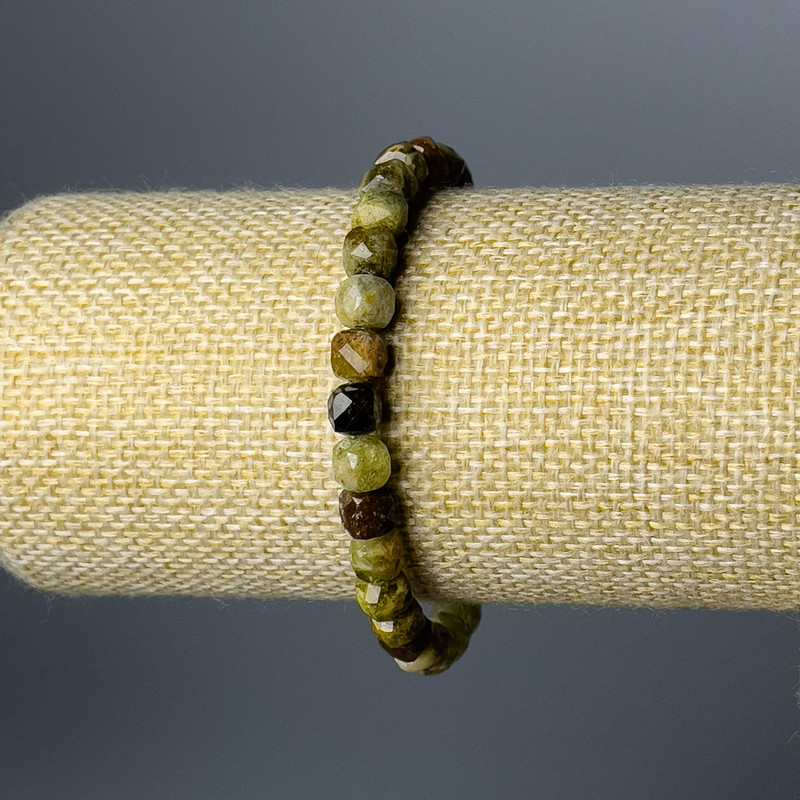 Bransoletka Grosular (zielony granat) naturalny kamień fasetowany w kształcie sześcianu, średnica 6,5 mm, długość 18 cm (rozciągana)