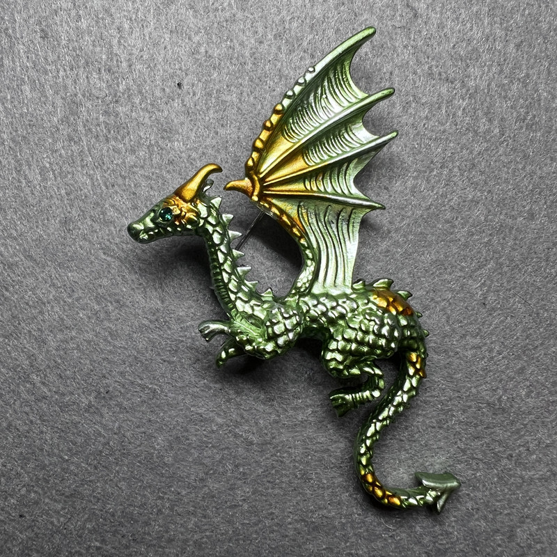 Broszka Smok – matowa emalia w kolorze sałatowej zieleni i żółtej, srebrzysty metal 42×66 mm