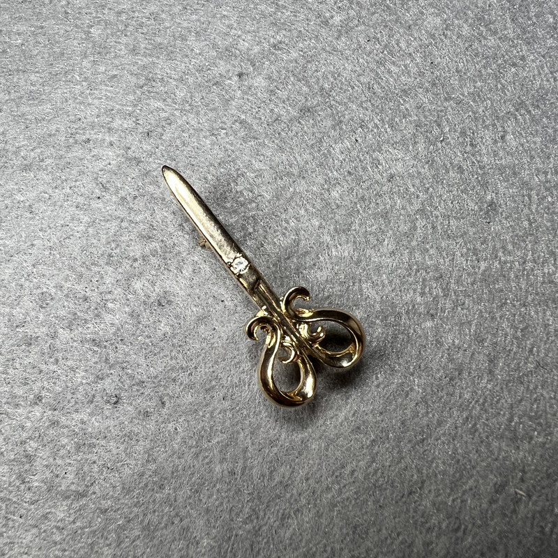 Broszka Nożyczki z białym kryształem, metal złocisty, 15×34 mm