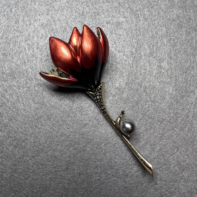 Broszka Kwiat Magnolia – czerwona emalia, czarne cyrkonie, szary koralik, metal złocisty 29×65 mm