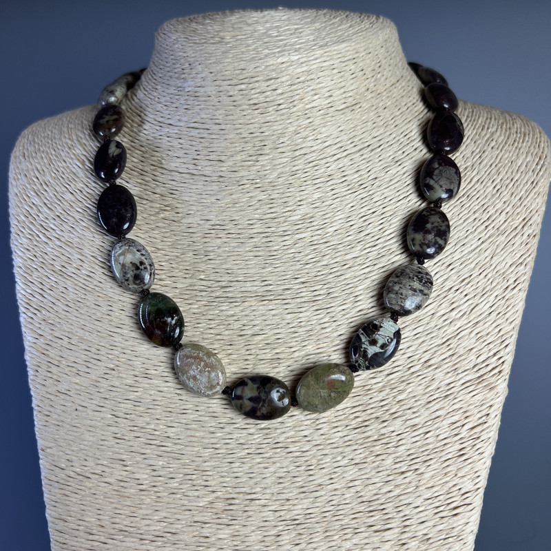 Naszyjnik z jaspisu Picasso, naturalny kamień, owalny kształt, wymiary 13×18×6 mm, długość 49 cm