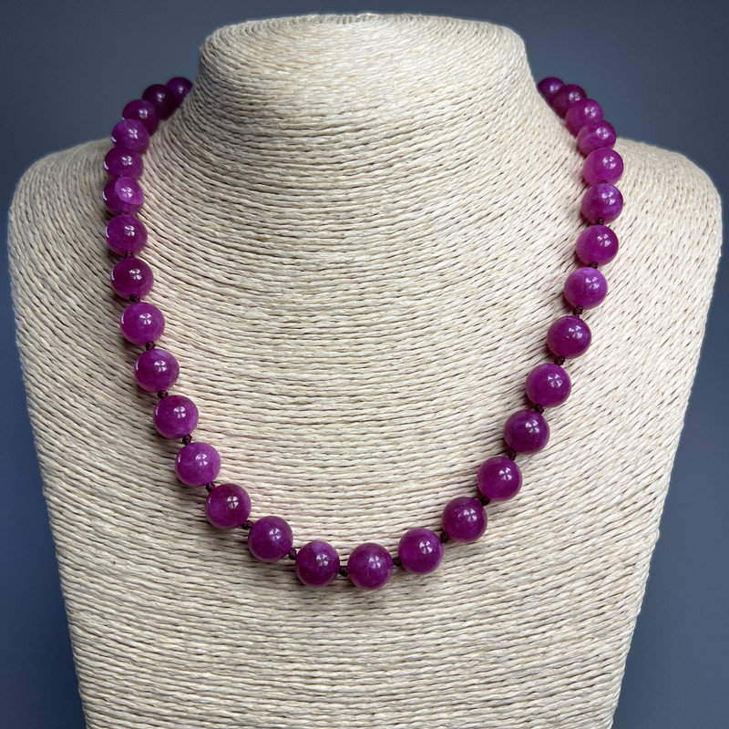 Naszyjnik z malinowego tourmalinu, gładkie kulki o średnicy 10 mm, długość 50 cm