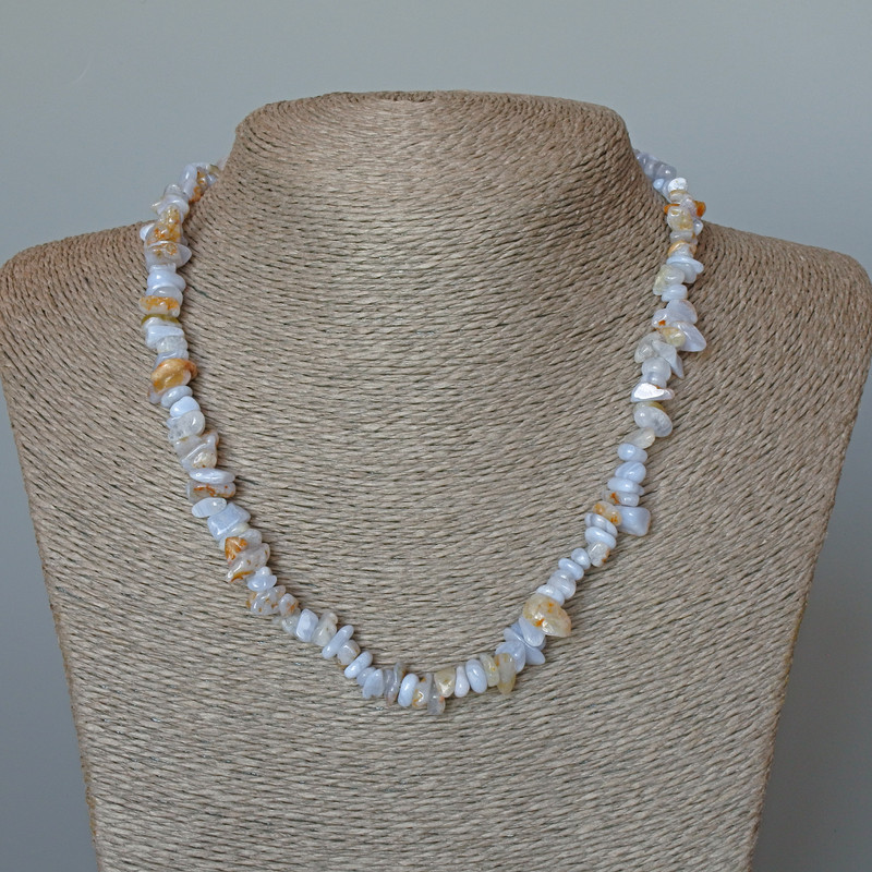 Naszyjnik z błękitnego agatu (błękitny chalcedon, sapfirin) – naturalny kamień, drobne koraliki, średnica 9×3 mm, długość 47 cm