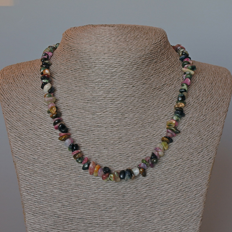 Naszyjnik z naturalnego turmalinu, drobinki kamienia o średnicy około 10×3 mm, długość 47 cm +