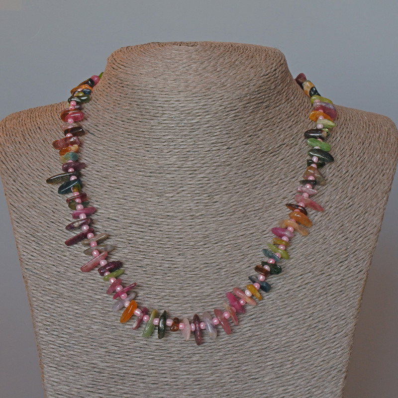 Naszyjnik z turmalinem, drobinki naturalnego kamienia "Igła", średnica 13×3 mm ±, długość 47 cm +