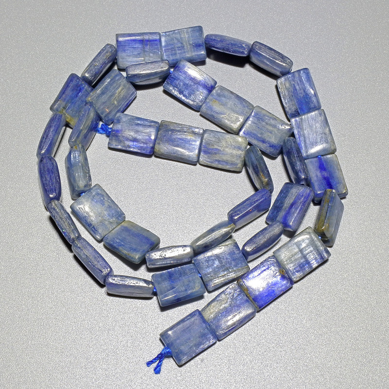 Koraliki z naturalnego kyanitu, prostokątne, wymiary 8×10 mm, długość 40 cm na nitce