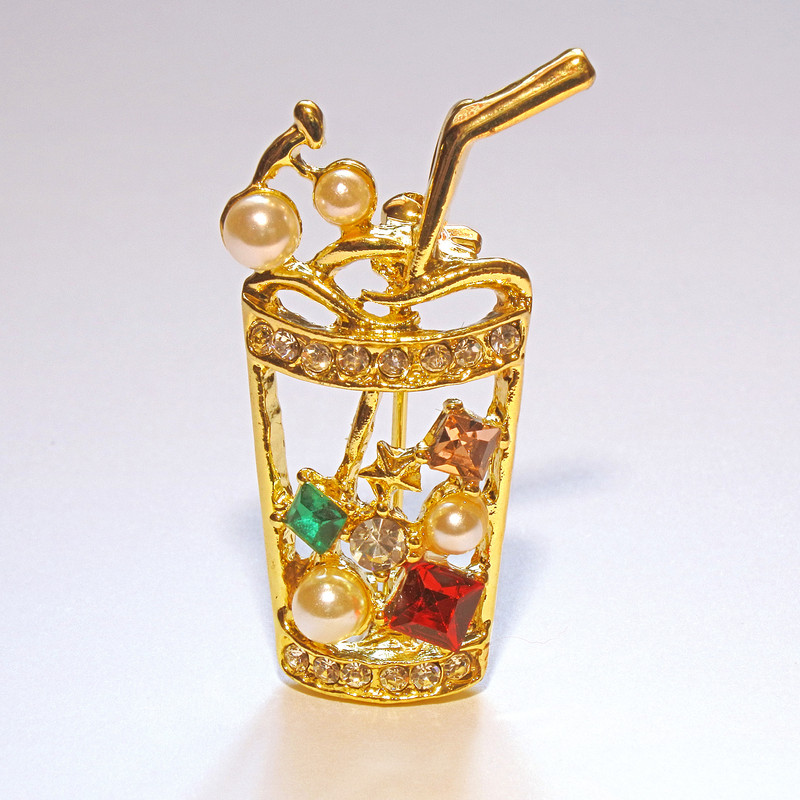 Broszka Koktajl z różnokolorowymi kryształami i koralikami, metal złoty, 15×35 mm