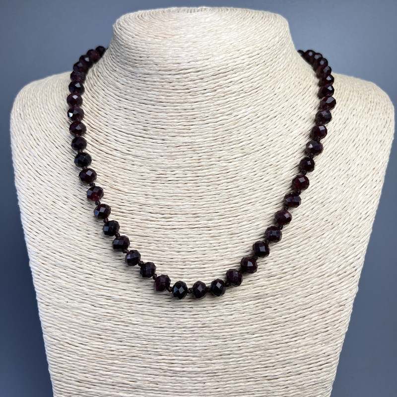 Naszyjnik z rubelitowego turmalinu, fasetowany kamień w kształcie rondla, średnica 8×6 mm, długość 51 cm