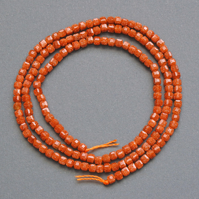 Koraliki awenturyjne Złoty Piasek (syntetyczne), fasetowane kostki, średnica 2 mm, długość 37 cm, na nitce