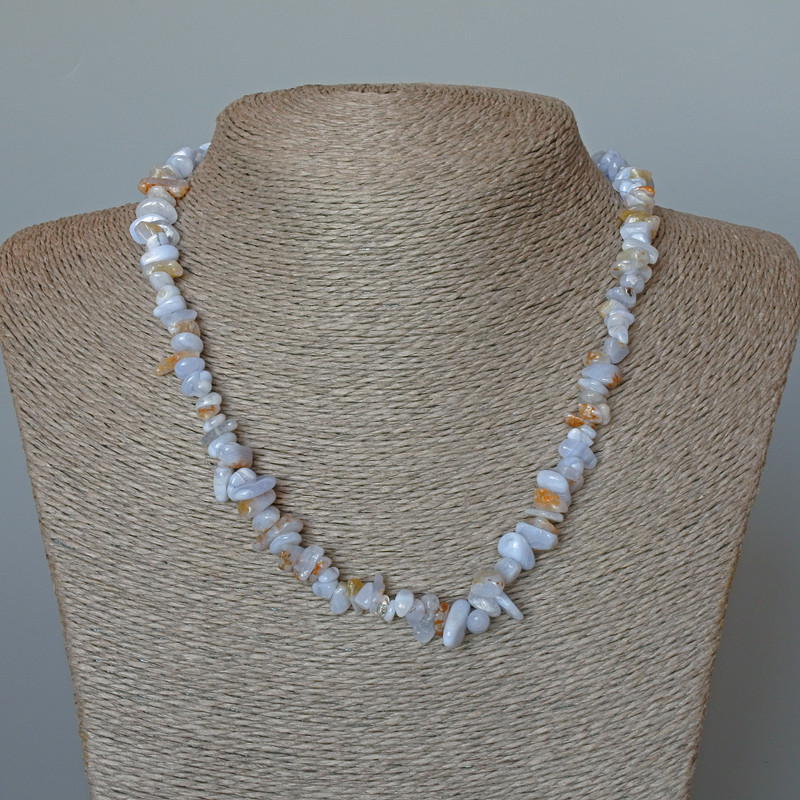 Naszyjnik z agatu błękitnego (błękitny chalcedon, safirin) – naturalny kamień w drobnych kawałkach, średnica 8×3 mm, długość 47 cm