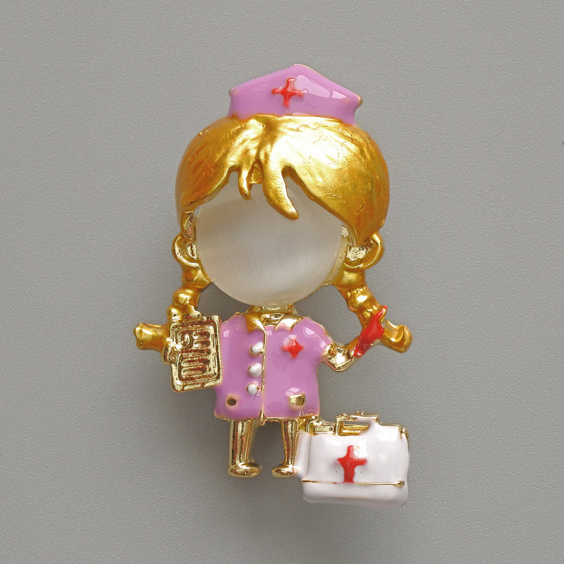 Broszka-wisiorek „Pielęgniarka” z białym kocim okiem, fioletowa i biała emalia, metal złocisty 23×36 mm