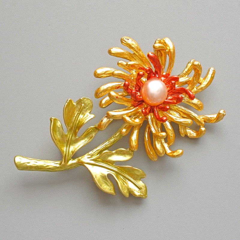 Broszka-wisiorek „Kwiat Chryzantemy” żółta i czerwona matowa emalia, biała koralika, metal złocisty 40×61 mm