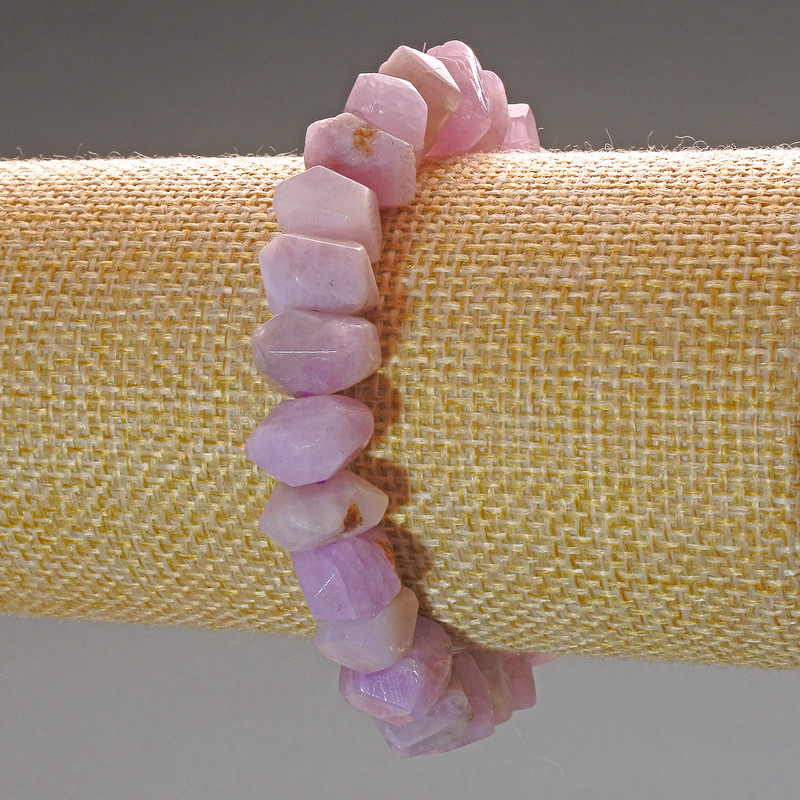 Bransoletka z naturalnego kunzytu, fasetowany rondel, średnica 10×7 mm ±, długość 18 cm (na elastycznej gumce)