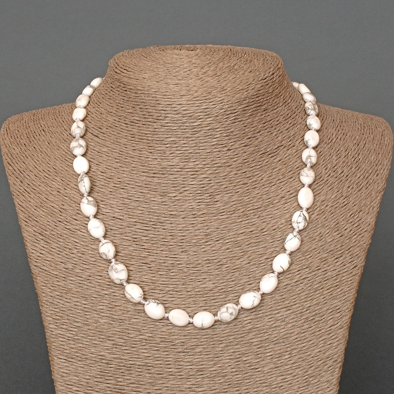 Naszyjnik z howlit – naturalny kamień owalny, średnica 8×10 mm, długość 48 cm